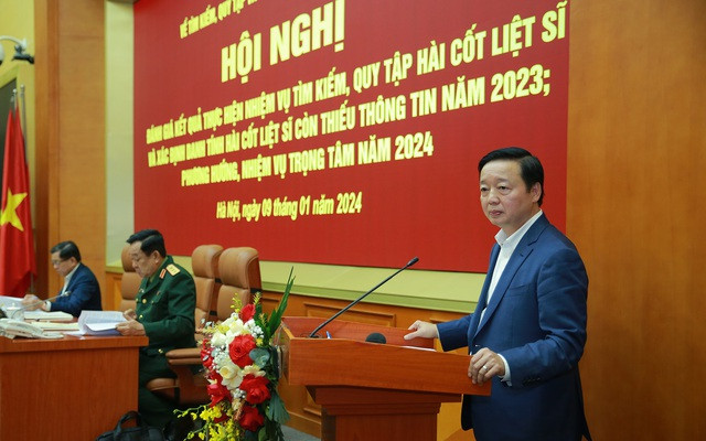 Phó Thủ tướng Trần Hồng Hà nhấn mạnh vai trò quan trọng của các cơ quan truyền thông, báo chí, các tổ chức chính trị - xã hội, các cá nhân trong việc tìm kiếm, quy tập và xác định danh tính hài cốt liệt sĩ. Ảnh: VGP/Minh Khôi