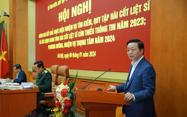 Phó Thủ tướng Trần Hồng Hà nhấn mạnh vai trò quan trọng của các cơ quan truyền thông, báo chí, các tổ chức chính trị - xã hội, các cá nhân trong việc tìm kiếm, quy tập và xác định danh tính hài cốt liệt sĩ. Ảnh: VGP/Minh Khôi