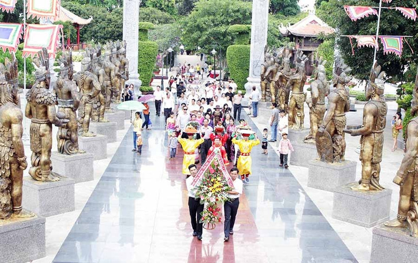 Hội đồng hương Vĩnh Phú dâng lễ tại Đền thờ Quốc tổ Hùng Vương ở Công viên Đồng Xanh (TP. Pleiku). Ảnh: Phương Linh