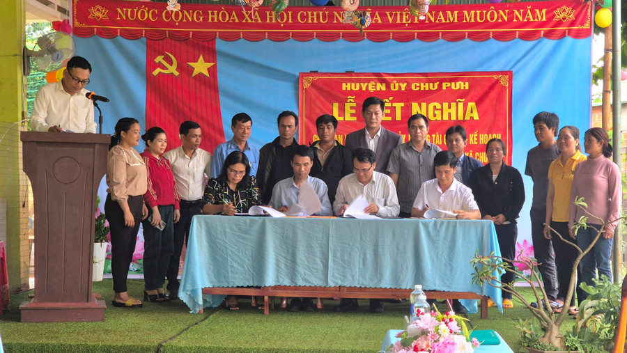 Các đơn vị ký kết bản giao ước kết nghĩa. Ảnh: Hồng Ngọc