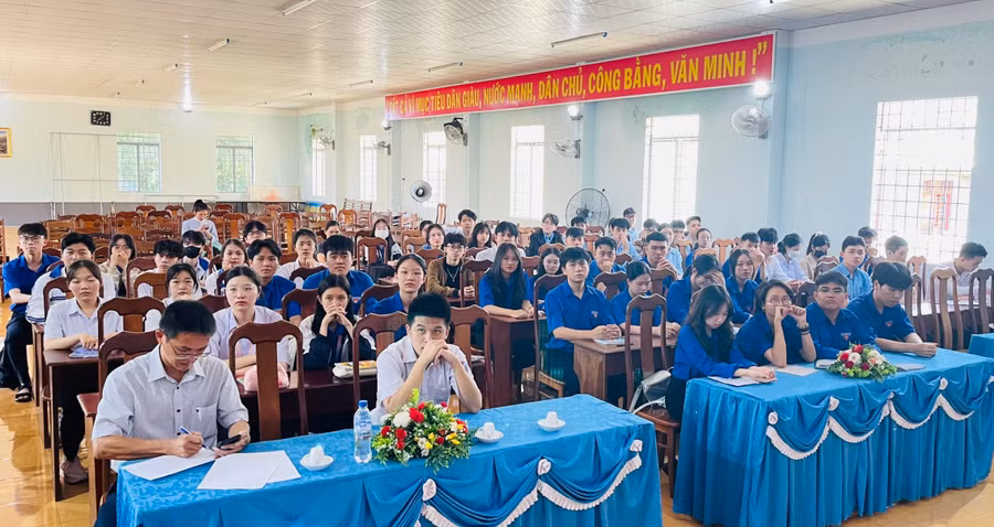 Quang cảnh lớp bồi dưỡng nhận thức về Đảng cho đoàn viên ưu tú của TP. Pleiku. Ảnh: Bá Bính