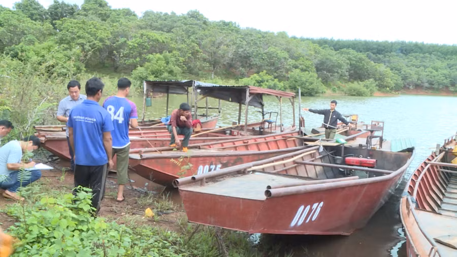 Người dân xã Ia O đưa tàu thuyền về bến đò làng Mít Kom II để đánh số. Ảnh: Phương Lộc
