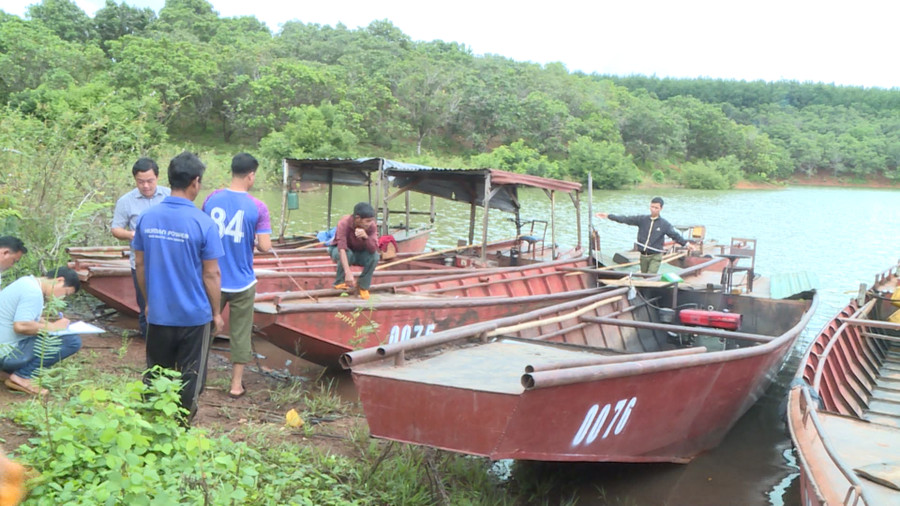 Người dân xã Ia O đưa tàu thuyền về bến đò làng Mít Kom II để đánh số. Ảnh: Phương Lộc Người dân xã Ia O đưa tàu thuyền về bến đò làng Mít Kom II để đánh số. Ảnh: Phương Lộc