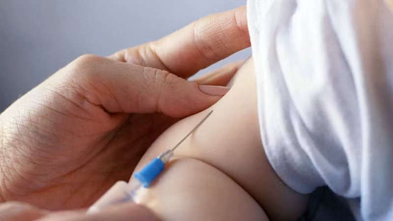 Cách tốt nhất để phòng-chống bệnh ho gà là tiêm vắc xin ngay khi trẻ vừa đủ 2 tháng tuổi. Ảnh internet