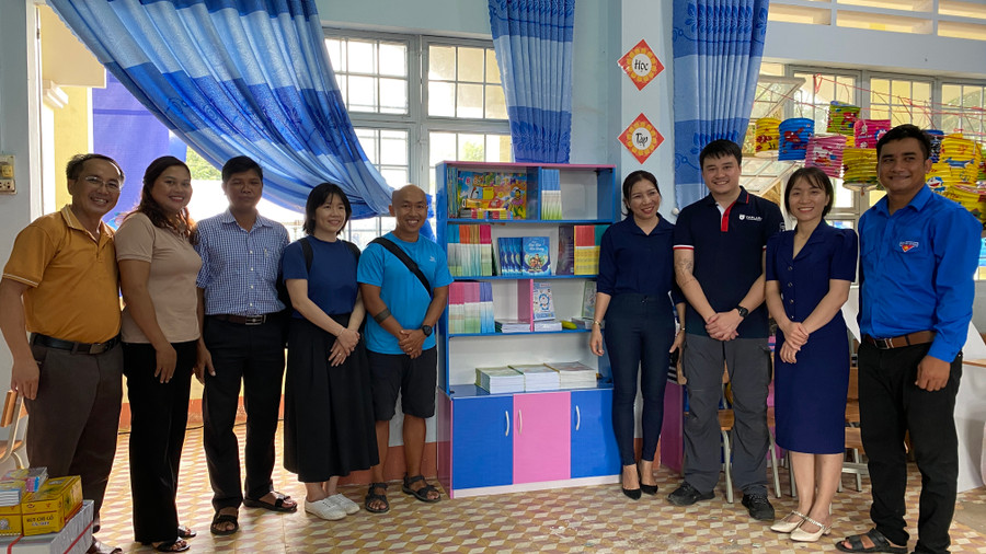 Tủ sách được đặt ở các phòng học với nhiều đầu sách hỗ trợ học sinh trong học tập, giải trí. Ảnh: Quang Ngọc Tủ sách được đặt ở các phòng học với nhiều đầu sách hỗ trợ học sinh trong học tập, giải trí. Ảnh: Quang Ngọc