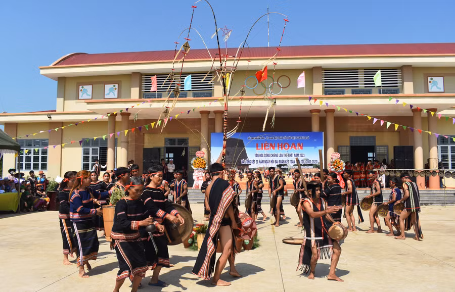 Các nghệ nhân trình diễn cồng chiêng tại liên hoan. Ảnh: Minh Thoan