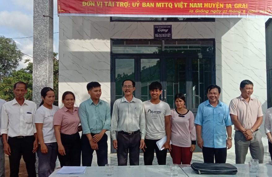 Đại diện lãnh đạo các cơ quan, đơn vị dự lễ bàn giao nhà Đại đoàn kết cho gia đình ông Rơ Châm Hleh-Làng Ore2 (xã Ia Grăng). Ảnh: Ngọc Anh Đại diện lãnh đạo các cơ quan, đơn vị dự lễ bàn giao nhà Đại đoàn kết cho gia đình ông Rơ Châm Hleh-Làng Ore2 (xã Ia Grăng). Ảnh: Ngọc Anh
