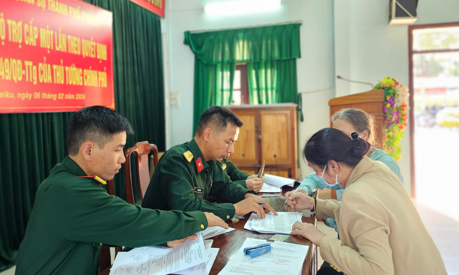 Ban Chỉ huy Quân sự TP. Pleiku chi trả tiền trợ cấp cho các đối tượng. Ảnh: Bá Bính Ban Chỉ huy Quân sự TP. Pleiku chi trả tiền trợ cấp cho các đối tượng. Ảnh: Bá Bính