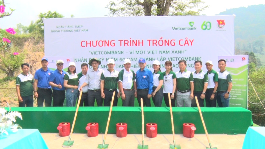 Dịp này, Vietcombank Gia Lai và Bắc Gia Lai cùng trao bảng tượng trưng 1.000 cây xanh với kinh phí 250 triệu đồng cho Tỉnh Đoàn để trồng tại các huyện, thị xã, thành phố. Ảnh: Hà Duyệt