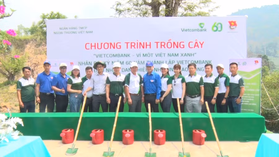 Dịp này, Vietcombank Gia Lai và Bắc Gia Lai cùng trao bảng tượng trưng 1.000 cây xanh với kinh phí 250 triệu đồng cho Tỉnh Đoàn để trồng tại các huyện, thị xã, thành phố. Ảnh: Hà Duyệt