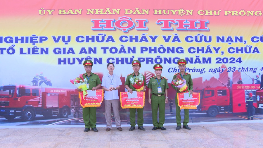 Ban tổ chức trao giải cho các đội đạt thành tích cao trong hội thi. Ảnh: Khánh Linh Ban tổ chức trao giải cho các đội đạt thành tích cao trong hội thi. Ảnh: Khánh Linh