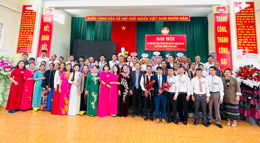 Các Ủy viên Ủy ban MTTQ Việt Nam thị trấn Đak Đoa ra mắt tại Đại hội. Ảnh: Ngọc Anh Các Ủy viên Ủy ban MTTQ Việt Nam thị trấn Đak Đoa ra mắt tại Đại hội. Ảnh: Ngọc Anh