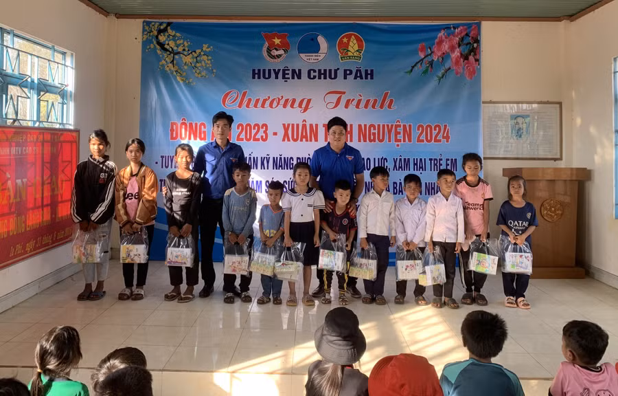 Huyện Đoàn Chư Păh trao quà cho các em thiếu nhi có hoàn cảnh khó khăn của xã Ia Phí. Ảnh: Hà Đức Thành
