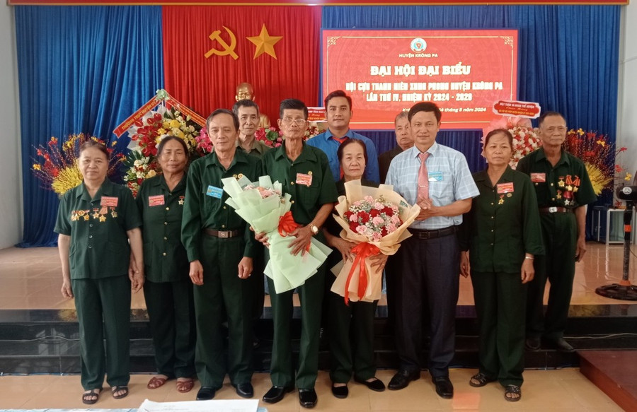 Ban Chấp hành Hội Cựu TNXP Việt Nam huyện Krông Pa lần thứ IV ra mắt tại Đại hội. Ảnh: Nguyễn Chi Ban Chấp hành Hội Cựu TNXP Việt Nam huyện Krông Pa lần thứ IV ra mắt tại Đại hội. Ảnh: Nguyễn Chi