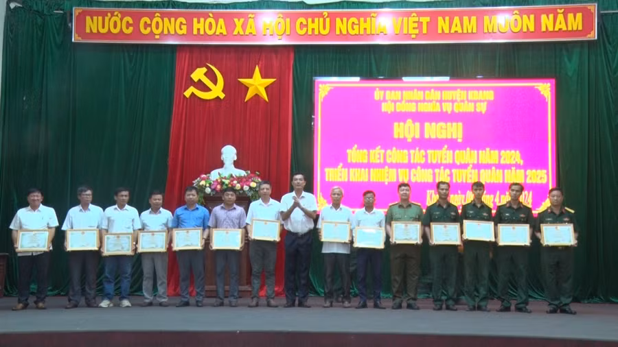 Lãnh đạo huyện Kbang tặng giấy khen cho các tập thể, cá nhân. Ảnh: Hồng Hạnh