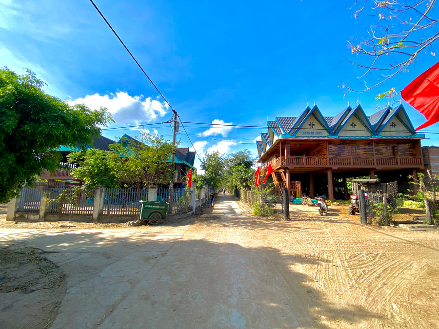 100% các tuyến đường giao thông trong buôn đều đã được bê tông hóa. Ảnh: Nguyễn Sang 100% các tuyến đường giao thông trong buôn đều đã được bê tông hóa. Ảnh: Nguyễn Sang