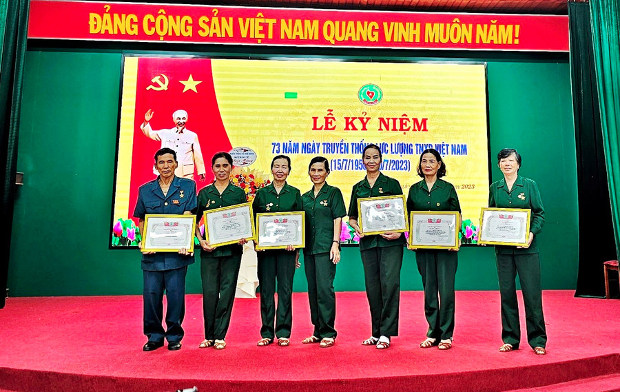 Hội Cựu TNXP huyện Chư Sê đã khen thưởng các tập thể và cá nhân đã có thành tích xuất sắc trong phong trào xây dựng Hội vững mạnh. Ảnh: Mỹ Đức Hội Cựu TNXP huyện Chư Sê đã khen thưởng các tập thể và cá nhân đã có thành tích xuất sắc trong phong trào xây dựng Hội vững mạnh. Ảnh: Mỹ Đức