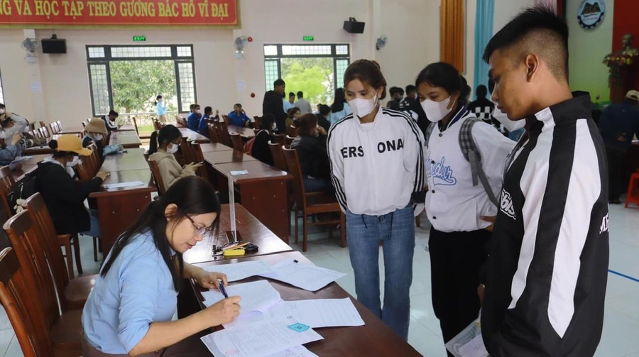 Học sinh, sinh viên tiến hành làm thủ tục nhập học tại Trường Cao đẳng Gia Lai. Ảnh: Hoàng Linh Việt