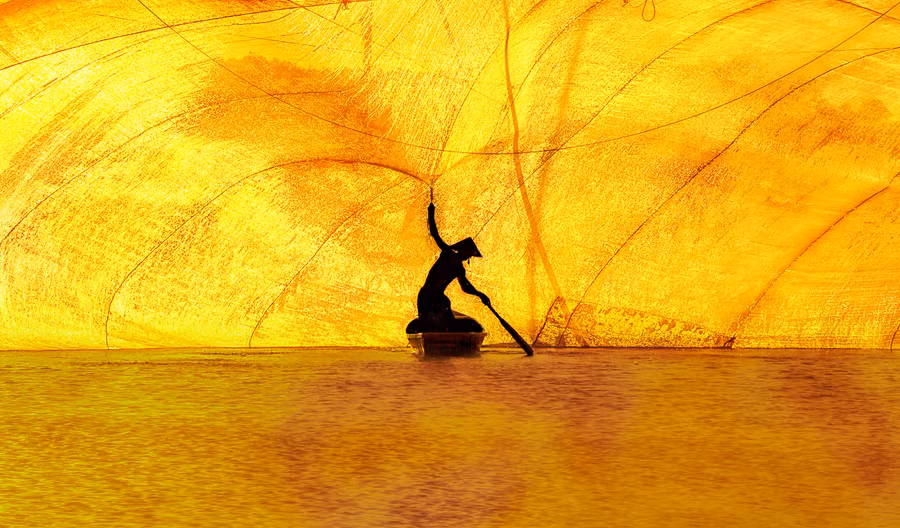 Nắng chiều phủ trên mặt lưới