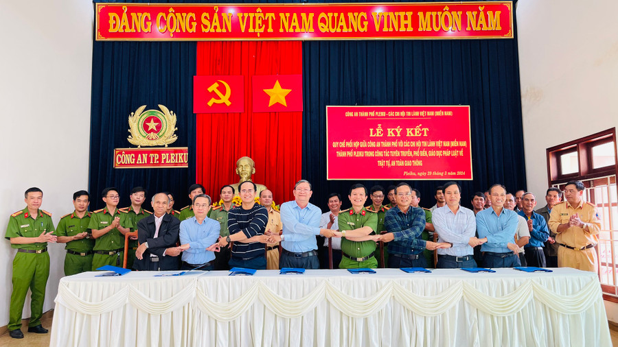 Đại diện các bên ký kết phối hợp trong đảm bảo trật tự, an toàn giao thông. Ảnh: Bá Bính