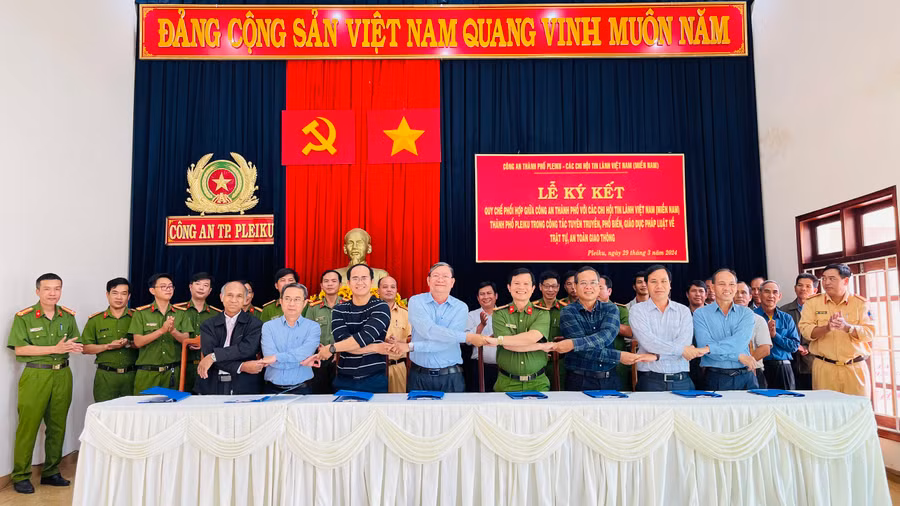 Đại diện các bên ký kết phối hợp trong đảm bảo trật tự, an toàn giao thông. Ảnh: Bá Bính