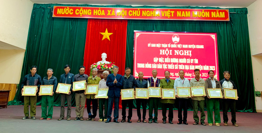 Lãnh đạo Ủy ban MTTQ Việt Nam huyện Kbang tặng giấy khen cho 14 người có uy tín tiêu biểu. Ảnh: Hà Duyệt