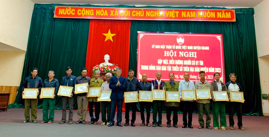 Lãnh đạo Ủy ban MTTQ Việt Nam huyện Kbang tặng giấy khen cho 14 người có uy tín tiêu biểu. Ảnh: Hà Duyệt