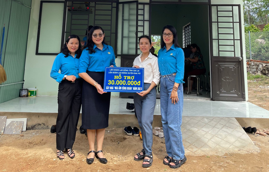Liên đoàn Lao động huyện Đak Pơ bàn giao “Mái ấm công đoàn” cho đoàn viên Nguyễn Thị Thùy Ngân. Ảnh: Tuyết Mai