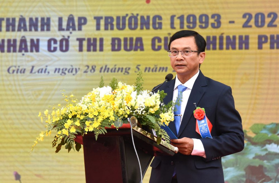 Ông Nguyễn Văn Long-Phó Giám đốc Sở Giáo dục và Đào tạo phát biểu chúc mừng tập thể thầy và trò Trường THPT chuyên Hùng Vương. Ảnh: Trần Dung