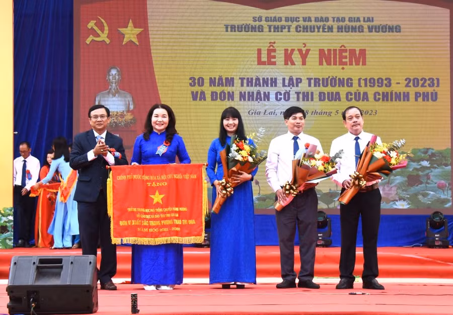 Ông Nguyễn Văn Long-Phó Giám đốc Sở Giáo dục và Đào tạo trao cờ thi đua của Chính phủ cho Trường THPT chuyên Hùng Vương. Ảnh: Hà Phương