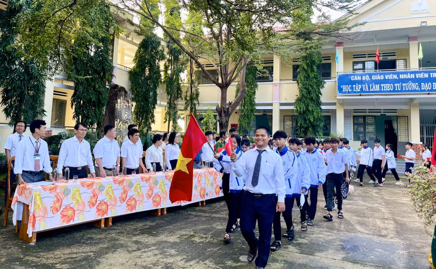 Học sinh Trường THPT Võ Văn Kiệt (huyện Phú Thiện) hân hoan đón chào năm học mới. Ảnh: Thảo Nguyên