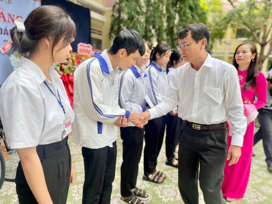 Bí thư Thành ủy Trịnh Duy Thuân chúc mừng các học sinh được nhận học bổng Nay Der. Ảnh: Thảo Nguyên Bí thư Thành ủy Trịnh Duy Thuân chúc mừng các học sinh được nhận học bổng Nay Der. Ảnh: Thảo Nguyên