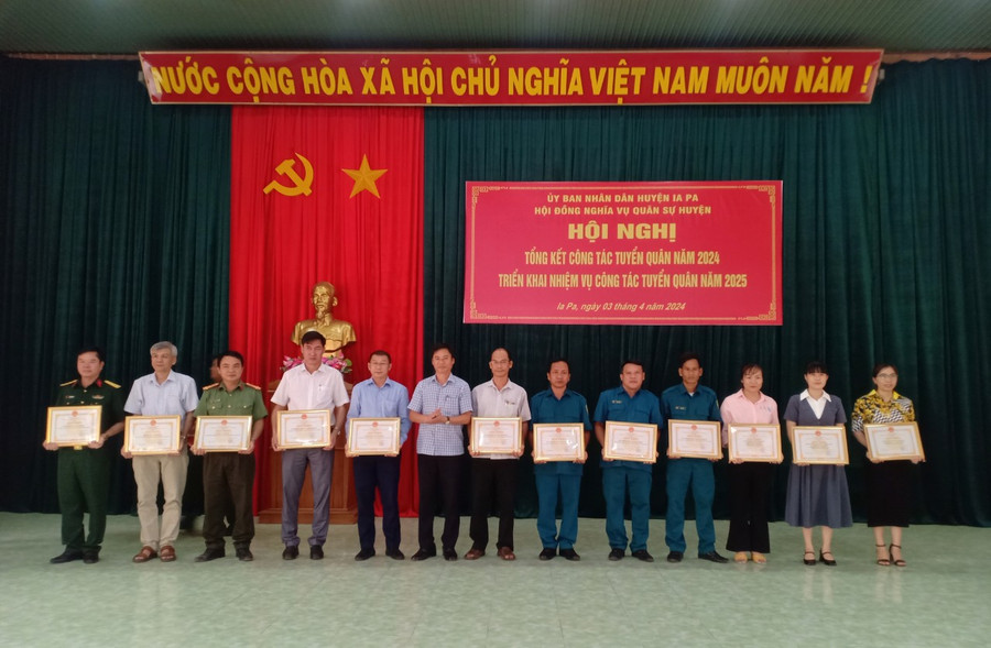 Chủ tịch UBND huyện Ia Pa đã tặng giấy khen cho 9 tập thể và 16 cá nhân vì đã có thành tích xuất sắc trong công tác tuyển quân năm 2024. Ảnh: Như Loan