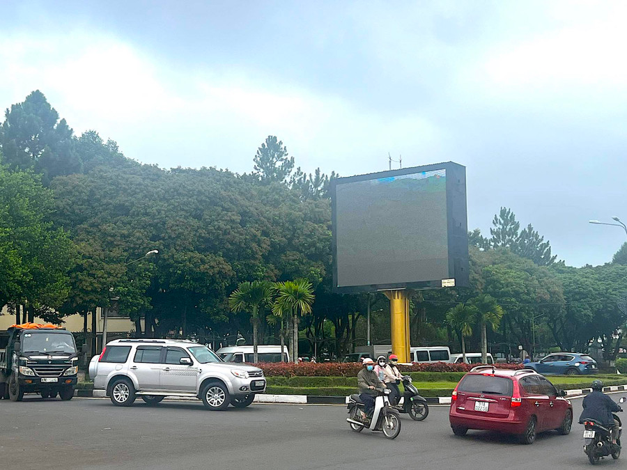 Màn hình led điện tử tại ngã ba Hoa Lư (TP. Pleiku). Ảnh: P.V