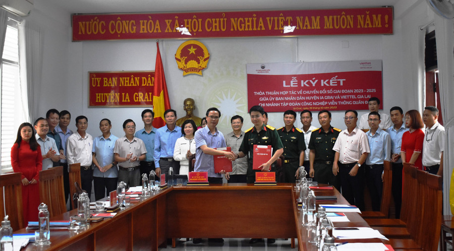 Quang cảnh buổi lễ ký kết. Ảnh: Minh Thoan