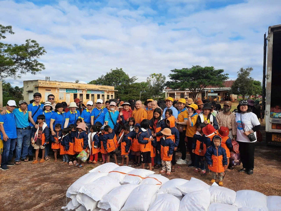 Đoàn công tác tặng áo ấm cho học sinh dân tộc thiểu số nghèo, khó khăn làng Hlang, xã Hnol, huyện Đak Đoa. Ảnh: Hồng Ngọc Đoàn công tác tặng áo ấm cho học sinh dân tộc thiểu số nghèo, khó khăn làng Hlang, xã Hnol, huyện Đak Đoa. Ảnh: Hồng Ngọc