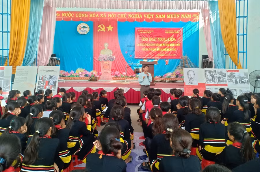 Buổi triển lãm, nói chuyện chuyên đề tại trường THCS Dân tộc Nội trú huyện Ia Pa. Ảnh: Như Loan Buổi triển lãm, nói chuyện chuyên đề tại trường THCS Dân tộc Nội trú huyện Ia Pa. Ảnh: Như Loan