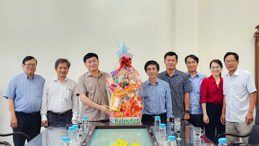 Lãnh đạo TP. Pleiku thăm, chúc tết Báo Gia Lai. Ảnh: Bá Bính Lãnh đạo TP. Pleiku thăm, chúc tết Báo Gia Lai. Ảnh: Bá Bính