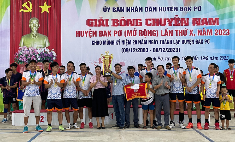 Ban tổ chức trao cờ cho các đội có thành tích xuất sắc. Ảnh: Tuyết Mai Ban tổ chức trao cờ cho các đội có thành tích xuất sắc. Ảnh: Tuyết Mai
