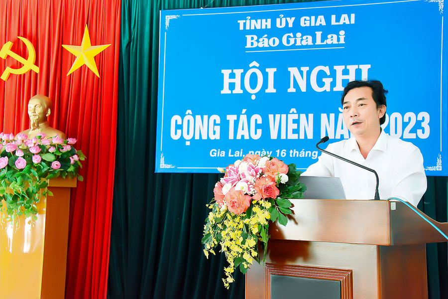 Phó Tổng Biên tập Báo Gia Lai Lương Văn Danh thông tin đến cộng tác viên tình hình thực hiện nhiệm vụ chuyên môn của Báo. Ảnh: Đức Thụy Phó Tổng Biên tập Báo Gia Lai Lương Văn Danh thông tin đến cộng tác viên tình hình thực hiện nhiệm vụ chuyên môn của Báo. Ảnh: Đức Thụy
