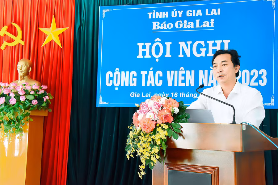 Phó Tổng Biên tập Báo Gia Lai Lương Văn Danh thông tin đến cộng tác viên tình hình thực hiện nhiệm vụ chuyên môn của Báo. Ảnh: Đức Thụy