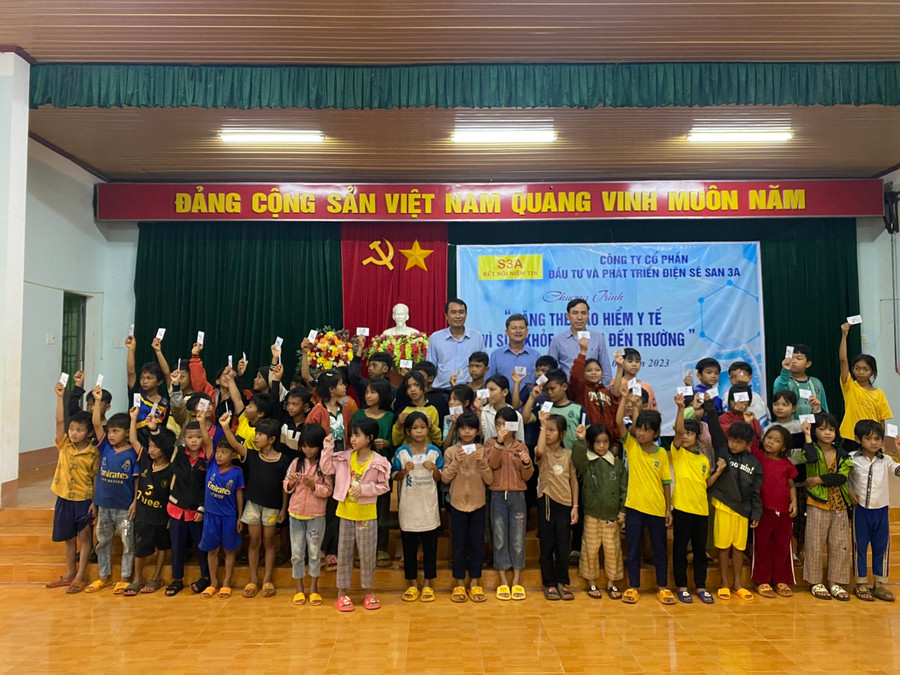 Các đồng chí lãnh đạo UBND huyện Ia Grai, xã Ia Khai và Công ty cổ phần Đầu tư và Phát triển Điện Sê San 3A trao thẻ BHYT cho học sinh. Ảnh: Phương Lộc Các đồng chí lãnh đạo UBND huyện Ia Grai, xã Ia Khai và Công ty cổ phần Đầu tư và Phát triển Điện Sê San 3A trao thẻ BHYT cho học sinh. Ảnh: Phương Lộc