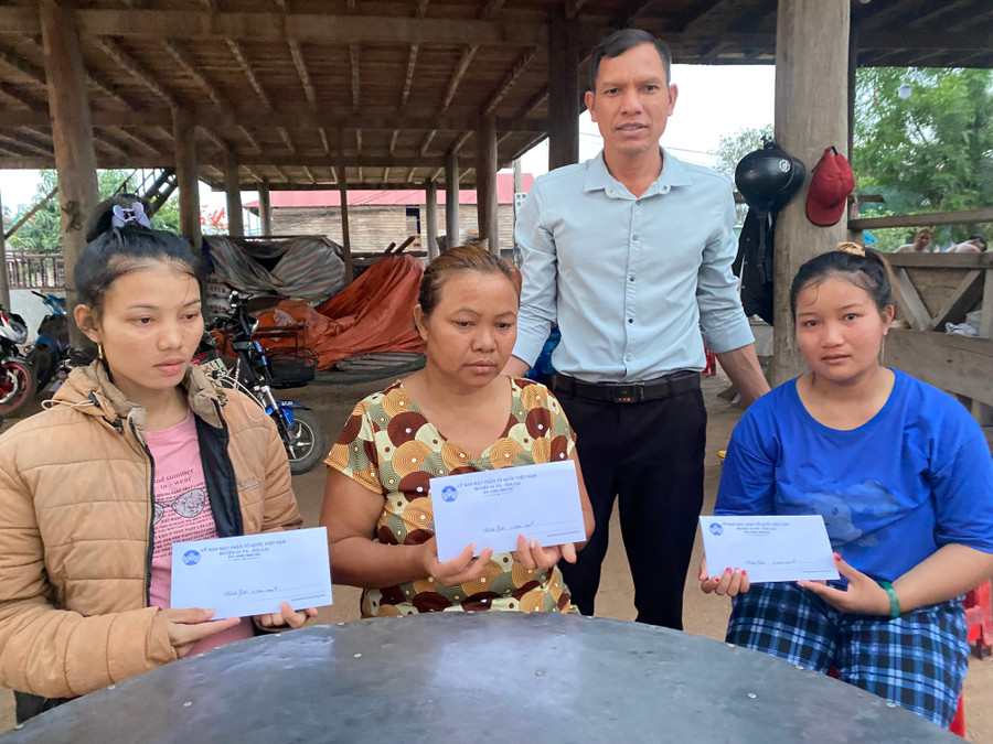 Ủy ban MTTQ Việt Nam huyện trao kinh phí hỗ trợ cho các gia đình. Ảnh: Mai Linh