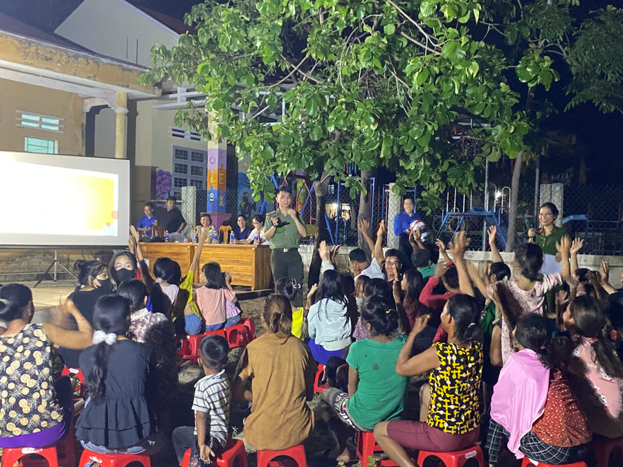 Quang cảnh buổi tuyên truyền. Ảnh: Mai Linh