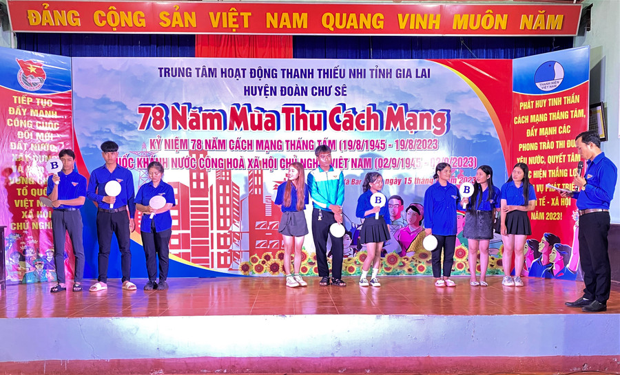 Đoàn viên thanh niên xã Bar Maih tham gia thi trắc nghiệm tại buổi giao lưu. Ảnh: Hà Đức Thành