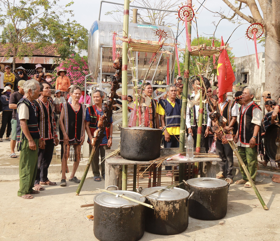 Hội đồng già làng bắt đầu thực hiện nghi lễ cúng trước đàn tế. Ảnh: Phương Linh