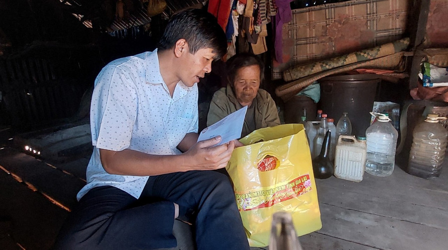 Phó Chủ tịch Ủy ban MTTQ Việt Nam tỉnh Đinh Ngọc Hải tặng quà cho hộ nghèo tại huyện Mang Yang. Ảnh: Ngọc Anh Phó Chủ tịch Ủy ban MTTQ Việt Nam tỉnh Đinh Ngọc Hải tặng quà cho hộ nghèo tại huyện Mang Yang. Ảnh: Ngọc Anh