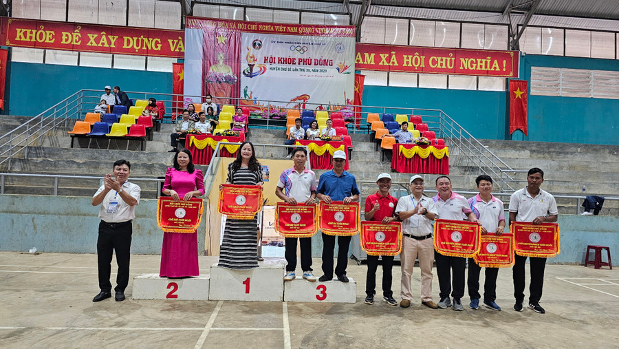 Ban tổ chức trao giải cho các đơn vị đạt giải toàn đoàn. Ảnh: Mỹ Đức Ban tổ chức trao giải cho các đơn vị đạt giải toàn đoàn. Ảnh: Mỹ Đức