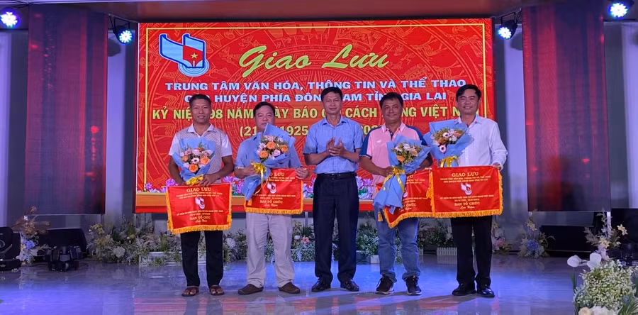 Ban tổ chức trao cờ lưu niệm cho các đơn vị tham gia chương trình giao lưu. Ảnh: Quang Ngọc