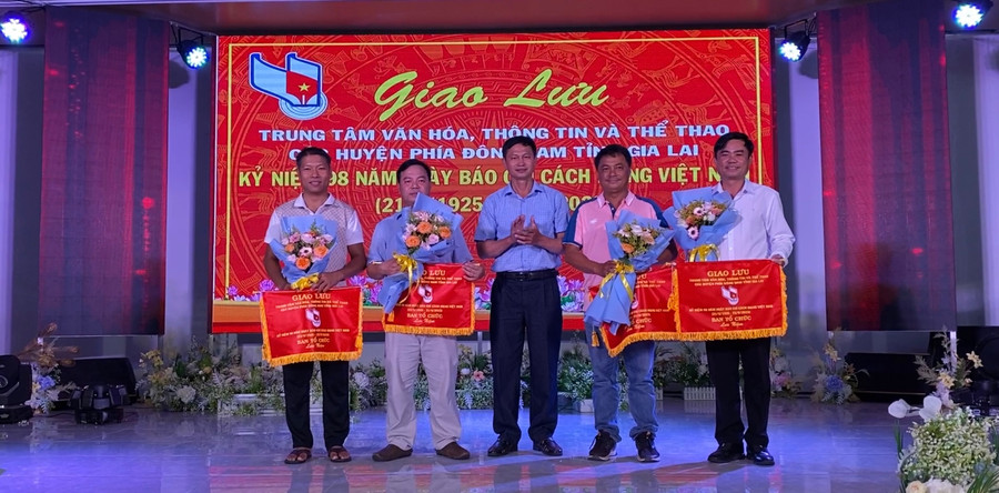 Ban tổ chức trao cờ lưu niệm cho các đơn vị tham gia chương trình giao lưu. Ảnh: Quang Ngọc